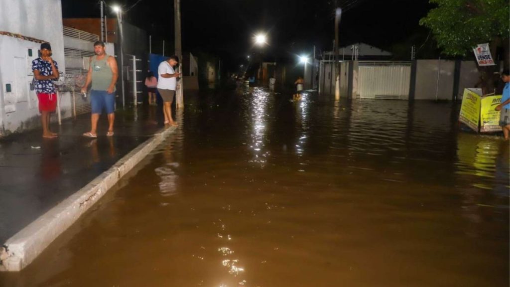chuva-deixa-dezenas-de-familias-desabrigadas-em-varzea-grande