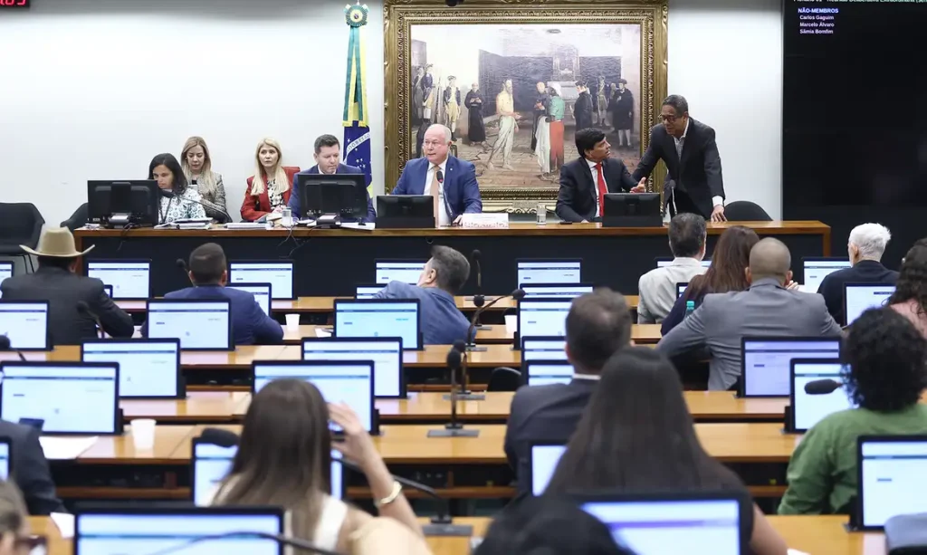 ccj-aprova-aumento-de-pena-para-aliciamento-de-criancas-na-internet