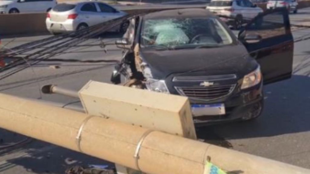 veiculo-desgovernado-derruba-3-postes-na-miguel-sutil-e-deixa-mais-de-60-residencias-sem-energia