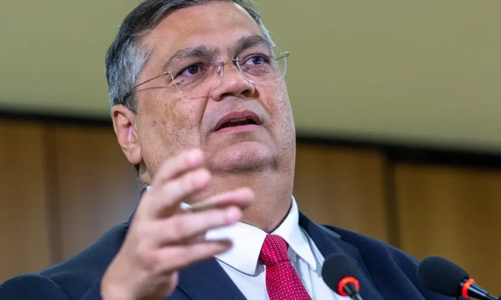 dino-da-10-dias-para-motta-explicar-tramite-do-pl-sobre-adultizacao